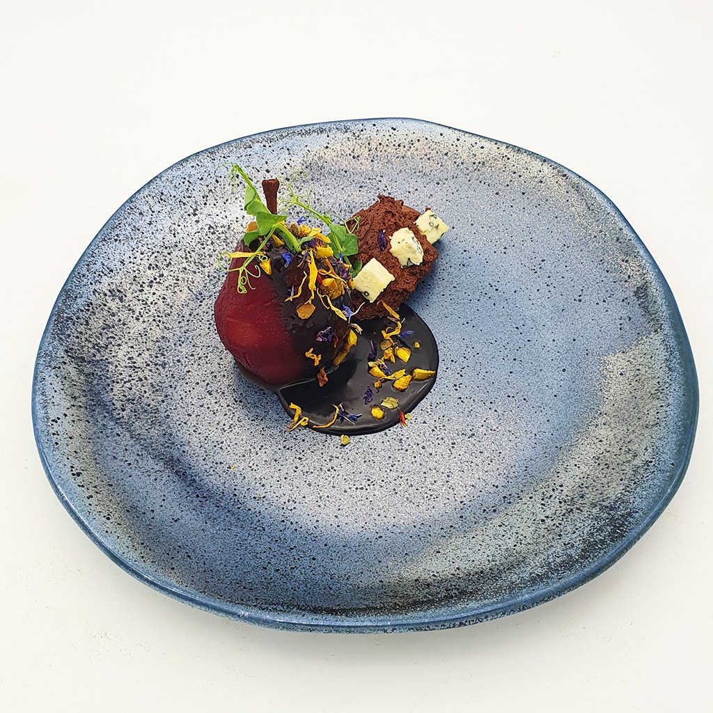 Para fiarta in vin rosu cu scortisoara, spuma de ciocolata cu miez de branza cu mucegai si fistic Para fiarta in vin rosu cu scortisoara, spuma de ciocolata cu miez de branza cu mucegai si fistic